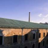 Siamo nel cuore del rione Libert� di Bari e di fronte a noi si staglia una storica struttura dei primi anni del 900 costruita in stile liberty che ha saputo resistere allo scorrere del tempo